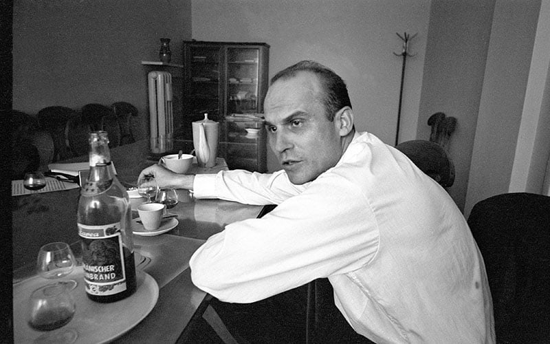 Ryszard Kapuściński in editorial office of Kultura in the 60s, photo: Aleksander Jałosiński / Forum